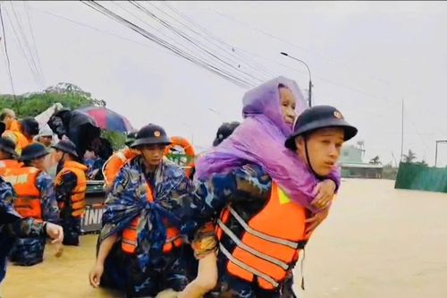 Hải quân Vùng 4 xuyên đêm cứu dân vùng lũ