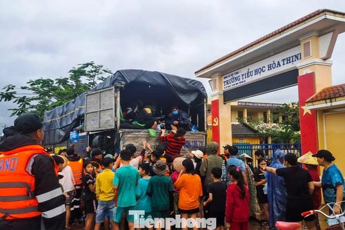 Nghĩa tình theo những chuyến xe vào 'rốn lũ' Hòa Thịnh