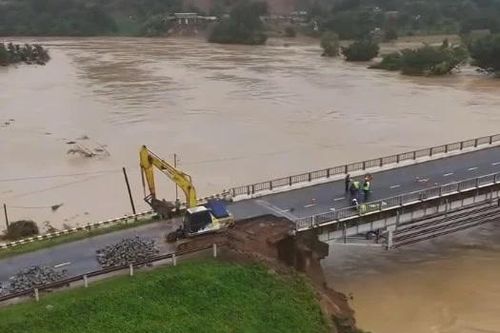 Đắk Lắk: Cầu Giang Sơn sạt lở, xuất hiện hố 'tử thần' trên quốc lộ 1