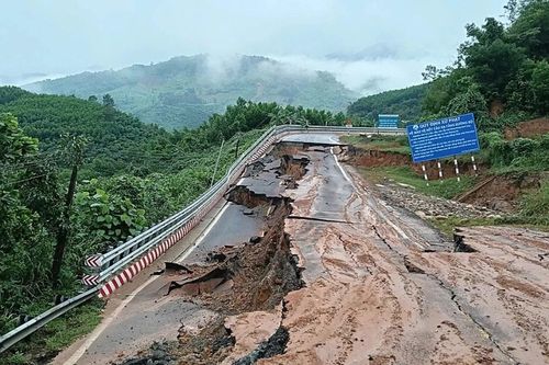Mưa lũ miền Trung: Ray đường sắt treo lơ lửng, nhiều quốc lộ nứt toác