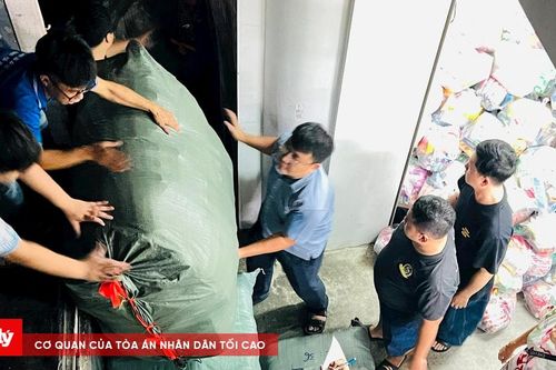 TP. HCM xuyên đêm tiếp nhận hàng cứu trợ vùng lũ