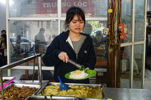 Giá rau xanh Hà Nội đắt đỏ, tiểu thương nói 'nhiều nơi cứ vin cớ để tăng giá'