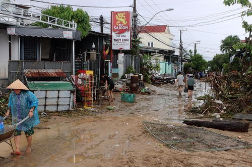 Người dân Nha Trang 'bất lực' trước cảnh tượng hoang tàn sau trận lũ lịch sử