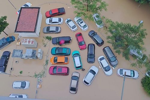 Ô tô ngập đến nóc, hàng loạt xe 'chết lâm sàng' trong lũ lịch sử ở Nam Trung Bộ