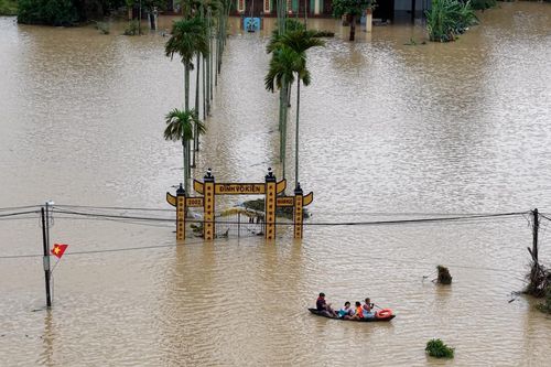 Cuộc sống 'hai không' của người dân vùng lũ Khánh Hòa trong ngày thứ 5 chống lũ