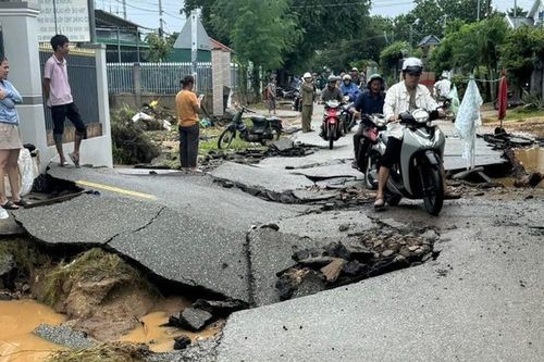 Nước lũ rút, đường sá ở Khánh Hòa nứt gãy, trụ điện đổ hàng loạt