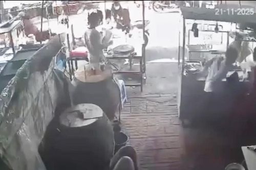 Đang bán bánh mì, người phụ nữ mang thai 36 tuần bất ngờ bị kẻ lạ đâm giữa chợ