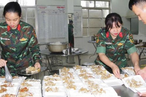 Bếp ăn dã chiến ấm lòng người dân vùng ngập lũ