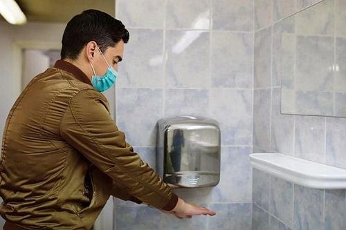 Mối nguy tiềm ẩn từ máy sấy tay trong nhà vệ sinh