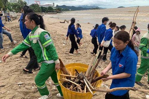 Khánh Hòa kêu gọi đoàn viên, sinh viên tham gia 'chiến dịch' làm sạch bờ biển sau lũ