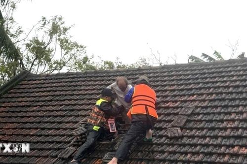 Chính quyền địa phương cùng các lực lượng căng mình sơ tán dân và cứu nạn