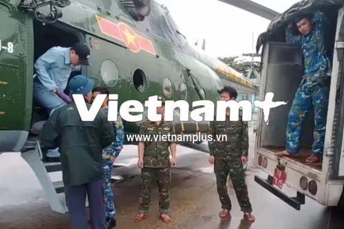 Trực thăng Mi-17 cất cánh bay vào vùng lũ Đắk Lắk để cứu trợ nhân dân