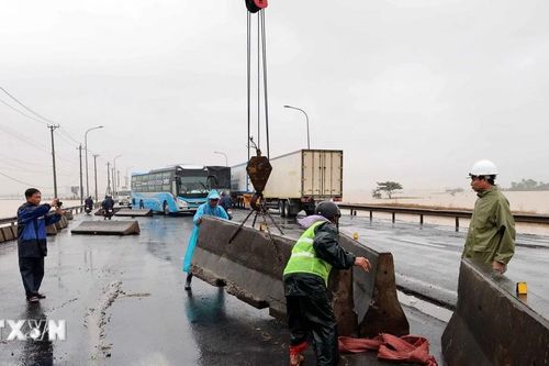 Đắk Lắk: Nỗ lực khắc phục dải phân cách cứng bị trôi dạt trên Quốc lộ 1A