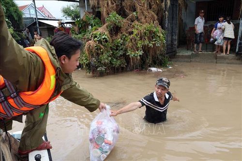 Đắk Lắk: Tiếp tế lương thực thiết yếu vào khu vực còn bị ngập sâu