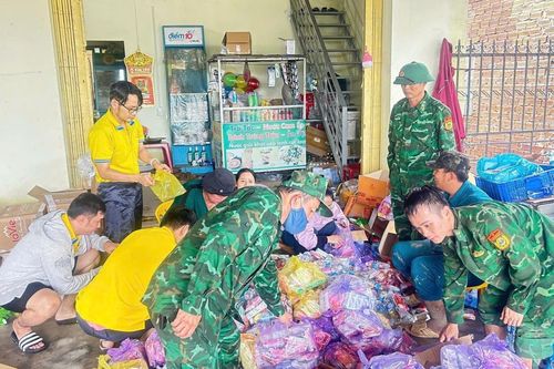Bộ đội Biên phòng hành quân về cơ sở giúp nhân dân vùng lũ