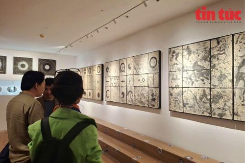 Giải mã những biến hóa hội họa và sắp đặt trong triển lãm 'Trăm năm tính cuộc vuông tròn'