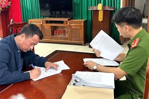 Nguyên cán bộ địa chính xã bị khởi tố, bắt tạm giam vì nhận hối lộ