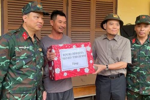 Đoàn công tác Bộ Chính trị thăm vùng lũ Khánh Hòa, động viên người dân vượt qua khó khăn