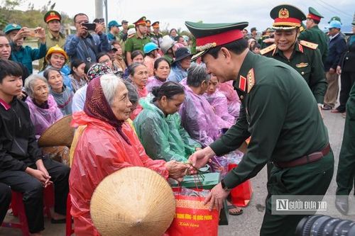 Đại tướng Phan Văn Giang thăm hỏi, động viên nhân dân vùng 'rốn lũ' ở Gia Lai