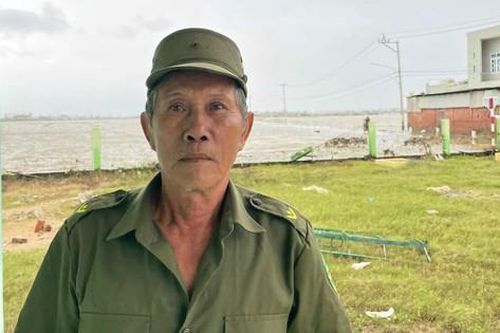 Xem xét khen thưởng người đàn ông 65 tuổi cứu người giữa lũ dữ