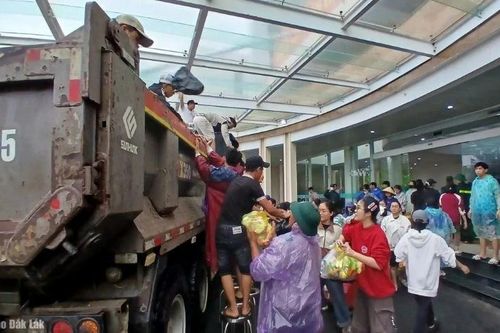 Gần 36.000 suất hàng cứu trợ được Đắk Lắk chuyển khẩn cấp đến người dân vùng lũ