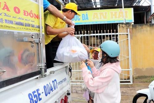 Những người hùng thầm lặng trong vùng mưa lũ ở Khánh Hòa
