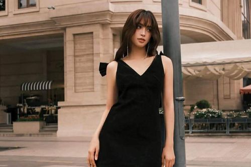 Tiểu Vy diện váy ngắn cũn khoe chân dài nuột nà giữa phố