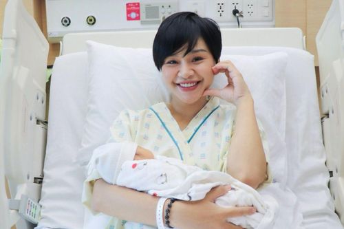Cặp đôi Vbiz đình đám chào đón con gái đầu lòng