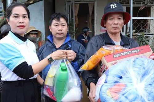 Hội LHPN Lâm Đồng trao tặng quà trị giá 200 triệu đồng cho người dân vùng lũ