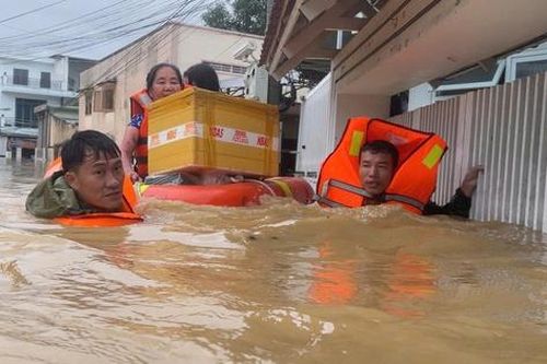 Vùng 4 Hải quân hỗ trợ, di dời hơn 5 nghìn người dân vùng lũ đến nơi an toàn