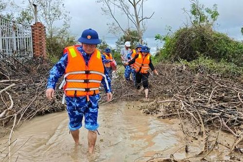 Bộ Tư lệnh Vùng Cảnh sát biển 2 hỗ trợ người dân vùng lũ ở Gia Lai