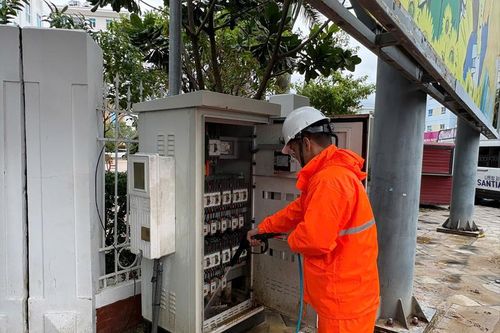 Miền Trung: Cấp điện trở lại hơn 881.000 khách hàng sau ngập lụt