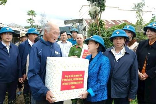 Đồng chí Bùi Thị Minh Hoài thăm, động viên người dân vùng lũ Lâm Đồng