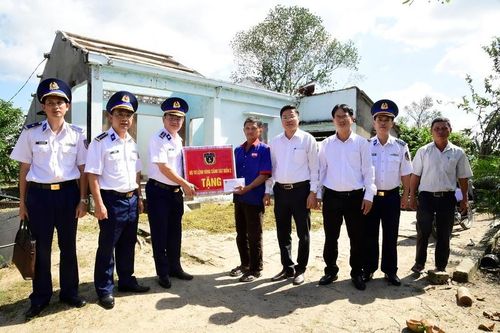 Những bước chân đi về phía nhân dân