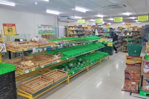 Đắk Lắk: Nước uống đóng chai khan hiếm, rau xanh đắt hàng