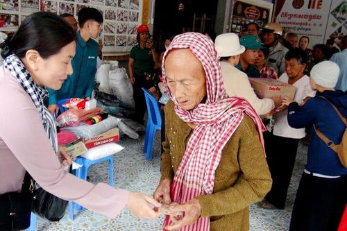 Trao 450 phần quà cho người dân và trẻ em đồng bào Khmer xã Ô Lâm
