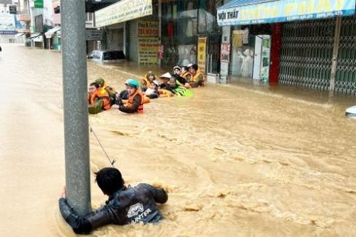 Căng mình sơ tán dân và cứu nạn trong mưa lũ lịch sử ở miền Trung - Tây Nguyên