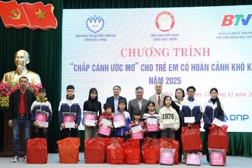 134 học sinh khó khăn được trao học bổng 'Chắp cánh ước mơ' năm 2025 trị giá 400 triệu đồng