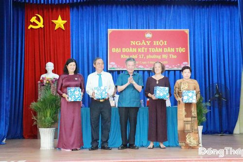 NGÀY HỘI ĐẠI ĐOÀN KẾT TOÀN DÂN TỘC: Gắn với biểu dương gia đình văn hóa, gia đình tiêu biểu