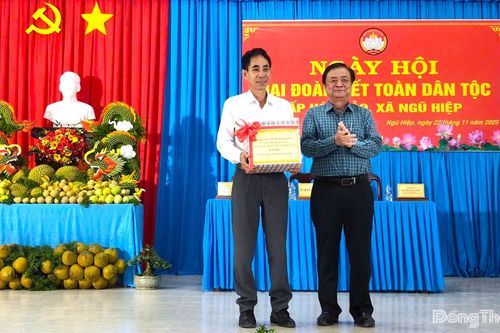 Phó Chủ tịch Quốc hội Lê Minh Hoan dự Ngày hội Đại đoàn kết toàn dân tộc tại xã Ngũ Hiệp