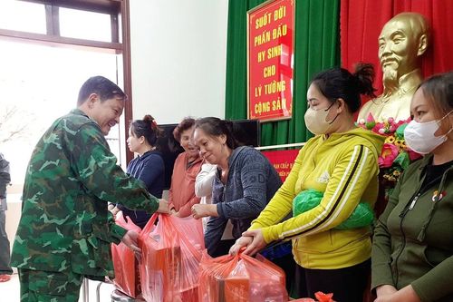 Ban Chỉ huy Bộ đội Biên phòng tỉnh Gia Lai trao quà cứu trợ bà con vùng lũ