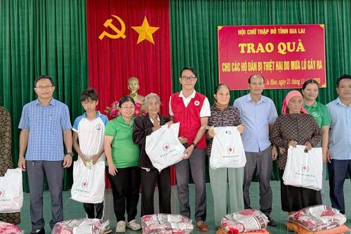 Hội Chữ thập đỏ tỉnh Gia Lai trao quà cứu trợ người dân vùng lũ xã Ia Hiao, Ia Tul