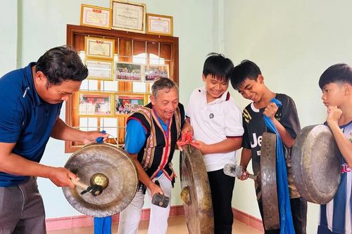 Người có uy tín góp sức thay đổi diện mạo nông thôn vùng cao