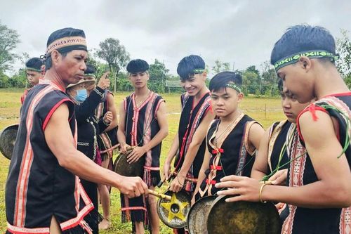 Để nhịp cồng chiêng mãi ngân vang
