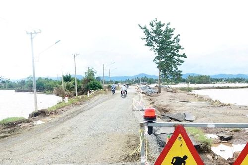 Thông xe tuyến quốc lộ 25 và đường Trường Sơn Đông sau mưa lũ