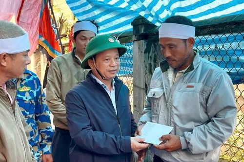 Phó Chủ tịch Thường trực UBND tỉnh Nguyễn Tuấn Thanh thăm, tặng quà động viên người dân làng chài Hải Minh