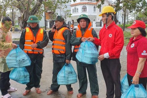 Bếp cơm dã chiến lan tỏa tình yêu thương đến với bà con vùng lũ Gia Lai