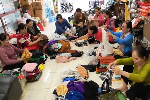 Hội Liên hiệp Phụ nữ phường Nam Nha Trang hỗ trợ người dân bị ảnh hưởng bởi mưa lụt