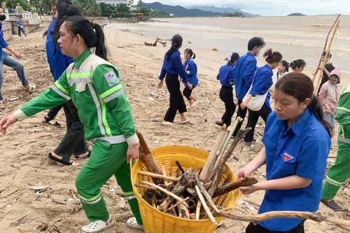 Hàng trăm đoàn viên, thanh niên, sinh viên tham gia vệ sinh bãi biển Nha Trang