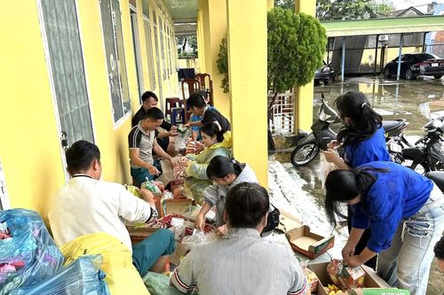 Đoàn xã Tây Ninh Hòa hỗ trợ người dân bị ảnh hưởng do lũ lụt